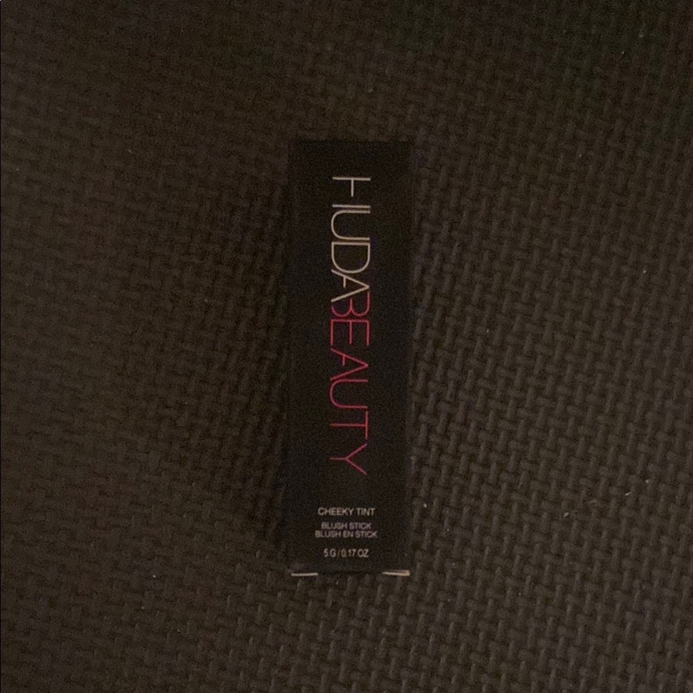 HUDA Beauty Cheeky Tint in Perky Peach